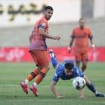 عکس| پوستر طعنه‌آمیز علیه استقلال؛ لوگوی آبی‌ها روی سینه داور!