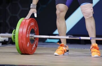 عکس | کوچ قهرمان وزنه‌برداری به بحرین!