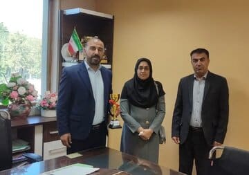 قدردانی از کادر درمان / اهدا کاپ قهرمانی تیم فوتبال چمنی به بیمارستان رحیمی خرم آباد