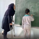 معلمی  در امیرآباد که کلاس درس را بر تخت استراحت ترجیح داد