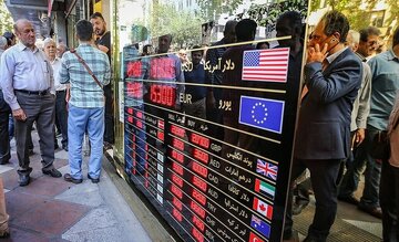 پیشبینی جدید یک اقتصاددان از نرخ ارز در آذرماه/ دلار از این سد قیمتی عبور می کند؟