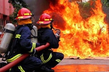 آتشسوزی یک ساختمان چهار طبقه مسکونی در خیابان ولیعصر/ آمار مصدومان