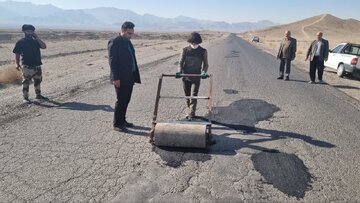 آغاز عملیات لکهگیری و مرمت آسفالت جاده درین