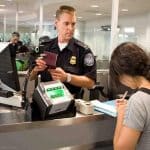 آمریکا بررسی پنج سال سابقه شبکههای اجتماعی مسافران خارجی را الزامی میکند