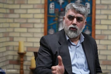 آمریکا ویزا نمیدهد چون میترسد آنجا سلام نظامی بدهیم/فقط دو قشر با پرچم دور افتخار میزنند؛ شهدا و ورزشکاران