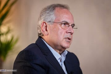 انتقاد روزنامه اطلاعات از محمود سریع القلم: این دیدگاه زاییده اقتصاد رقابتی است که خواهان سقوط دهک های جامعه به سمت طبقات پایین تر است