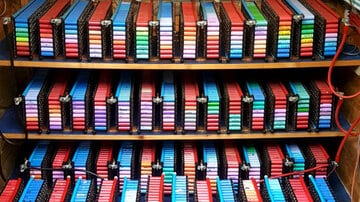 باتریهایی که چراغ خانه مردی را ۸ سال روشن نگهداشتهاند