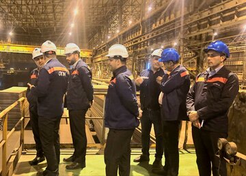 بازدید سرزده مدیر عامل شرکت فولاد اکسین خوزستان از خط تولید و گفتگو با کارکنان