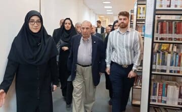 بازدید چهره ماندگار انسانشناسی از کتابخانه مرکزی خرمآباد