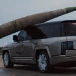 ببینید | سقوط نخل غولپیکر روی خودروی چینی / مقاومت تحسینبرانگیز