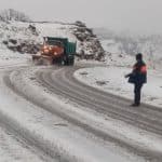 تلاش شبانهروزی نیروهای راهداری برای برقراری تردد ایمن در گردنههای چری و تاراز بازفت