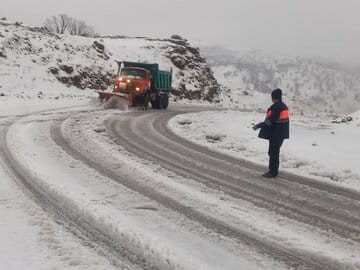 تلاش شبانهروزی نیروهای راهداری برای برقراری تردد ایمن در گردنههای چری و تاراز بازفت