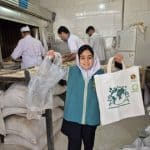 توزیع کیسه‌های پارچه‌ای با هدف کاهش مصرف پلاستیک در شیروان