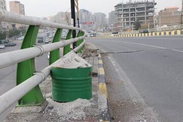 جایگذاری کیسه‌های شن و نمک در نقاط حساس شهری ارومیه برای زمستان احتمالا بی‌بارش