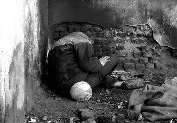 جسد کارتنخوابی که ۳۰ روز بیصاحب ماند/ اعتراف معاون شهردار به بازگشت کارتنخوابها به پاتوقها/ تبدیل کانال آبهای تهران به خوابگاه کارتنخوابها