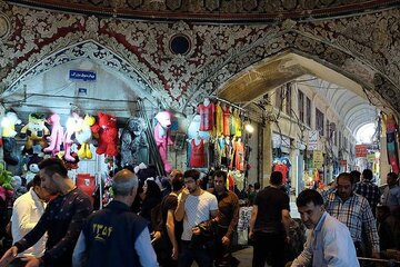 جولان فقر زیر آسمان تهران؛ شرمِ نان و آبروداری/ پیرمرد بازنشستهای که با کمک دیگران زندگی میکند/ این کیف ۳۵۰ هزار تومانی را قسطی به من میدهید؟