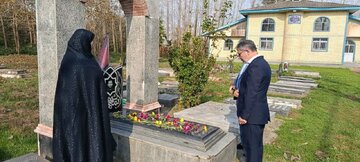 حضور فرماندار صومعهسرا بر سر مزار شهید نادر خیرخواه؛ نمادی از ایثار و خدمت بیمنت/ بخشداری که حقوق بخشداری نمی گرفت