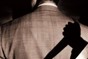 شوهرکشی هولناک در اشتهارد/ اذیت میکرد، وقتی خواب بود با تیشه او را کشتم!