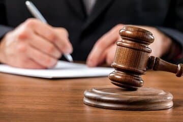 شکایت مدیر زاکانی از یک روزنامهنگار به علت انتشار مدرک و رشته تحصیلی او