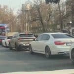 صف طولانی خودروهای لوکس برای خرید بنزین ۸۰ هزار تومانی/جزییات