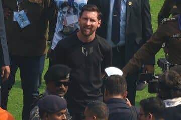 عکس | لیونل مسی! آرزوی من لمس کردن تو است!