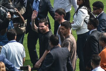 عکس | لیونل مسی در کثیفترین رستوران هند!