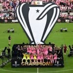 عکس | ژست عاشقانه بکام و ویکتوریا با جام قهرمانی