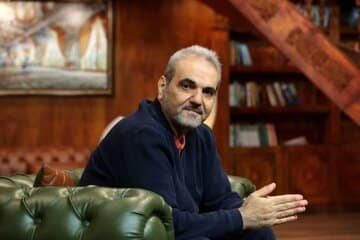 عکس | کنایه خیابانی به فوتبالیها در دیدار با علیرضا دبیر؛ برعکس کشتی فقط میبازند!