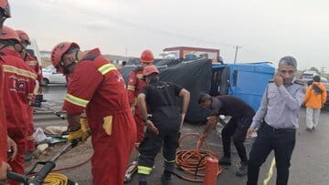 نجات سرنشین محبوس در حادثه واژگونی خودرو در بلوار راهآهن بندرعباس