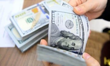 هشدار یک کارشناس در خصوص سیاستهای ارز / یزدی زاده: واگذاری قیمتگذاری ارز به بازار، واگذاری اختیار کشور به قاچاقچیان است