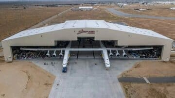 هواپیمای غولپیکر که با بشقابپرنده اشتباه گرفته شد / «رُخ» را ببینید / عکس