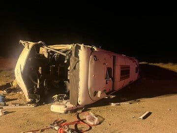 واژگونی مرگبار اتوبوس در محور نطنز/ آمار جان باختگان