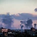 پخش شیرینی و شادی مردم در لبنان و فلسطین بعد از کشته شدن «یاسر ابوشباب»