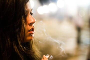 چرا ترک سیگار برای زنان سختتر از مردان است؟