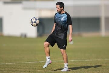 کنایه خسرو حیدری به پرسپولیس روی آنتن زنده/ هفته دیگر سپاهان را از صدر، پایین میکشند!