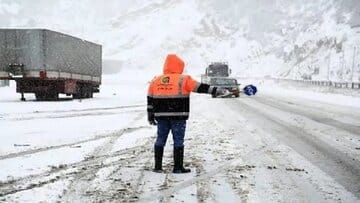 ۱۰۱ مسافر گرفتار در برف و کولاک اسکان یافتند / ۵ هزار کیلومتر از جادههای آذربایجانغربی برفروبی شدند
