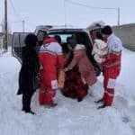 ۸ ساعت عملیات نفسگیر امدادگران هلال احمر برای نجات مادر باردار در برف و کولاک تکاب