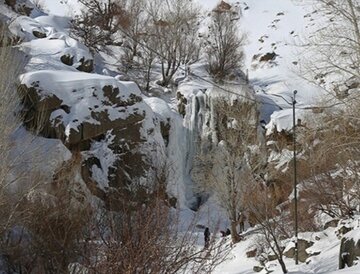 آبشار گنجنامه همدان به علت سرمای ۲۰ درجه زیر صفر یخ زد!