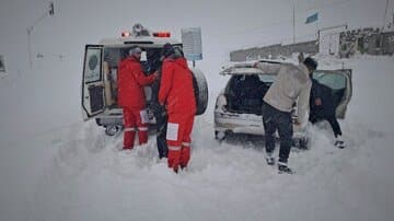 امدادرسانی نیروهای هلالاحمر آذربایجانغربی به ۵۵۹ نفر گرفتارشده در برف و کولاک شدید