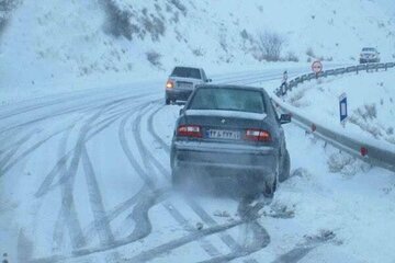 انسداد در برخی محورهای قزوین به علت یخزدگی