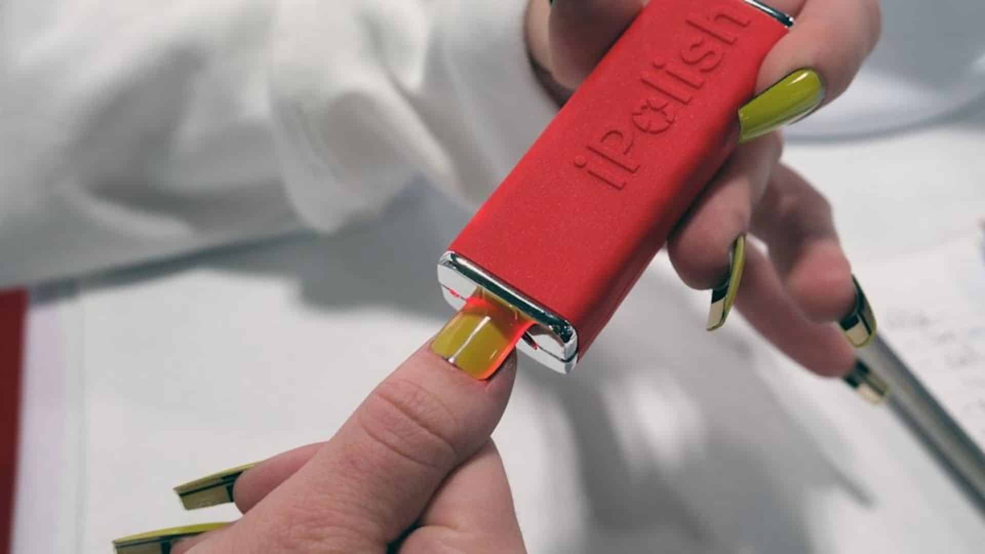 تغییر رنگ ناخن با ابزار iPolish