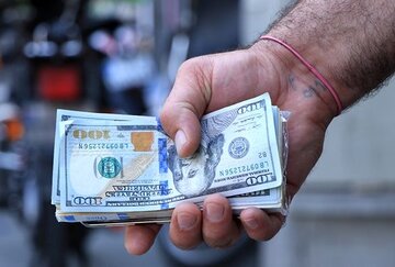 تهدیدی تازه در بازار ارز تهران/ دلارهای آبی، تقلبی است؟