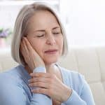 رابطه تغذیه با وزوز گوش: غذاهای مفید و مضر برای سلامت شنوایی