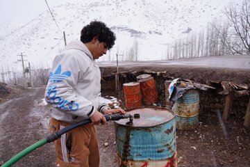 سوخترسانی در دل سرمای شدید و بارش برف سنگین در لرستان
