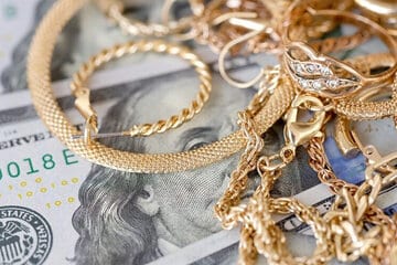 طلا به پایینترین سطح قیمتی رسید/ قیمت جدید طلای جهانی امروز ۱۸ دیماه ۱۴۰۴