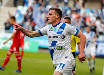 عکس | خداحافظی بازیکن جدید پرسپولیس با مادرش؛ مدافعی که ورشکست شد و میخواست دور دنیا را بگردد