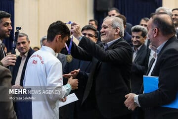 عکس| هدیه ویژه علیدوستی به مسعود پزشکیان