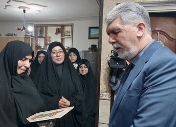 وزیر فرهنگ و ارشاد اسلامی در کرمان از خانواده شهید احد زرنگی پور تجلیل کرد