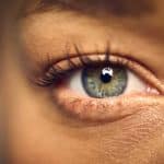 پرش پلک چیست و چه زمانی میتواند نشانه یک مشکل جدی باشد؟