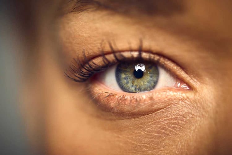 پرش پلک چیست و چه زمانی میتواند نشانه یک مشکل جدی باشد؟